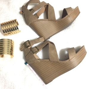 👠Report Tan Wedge Heels 8.5 EUC👠